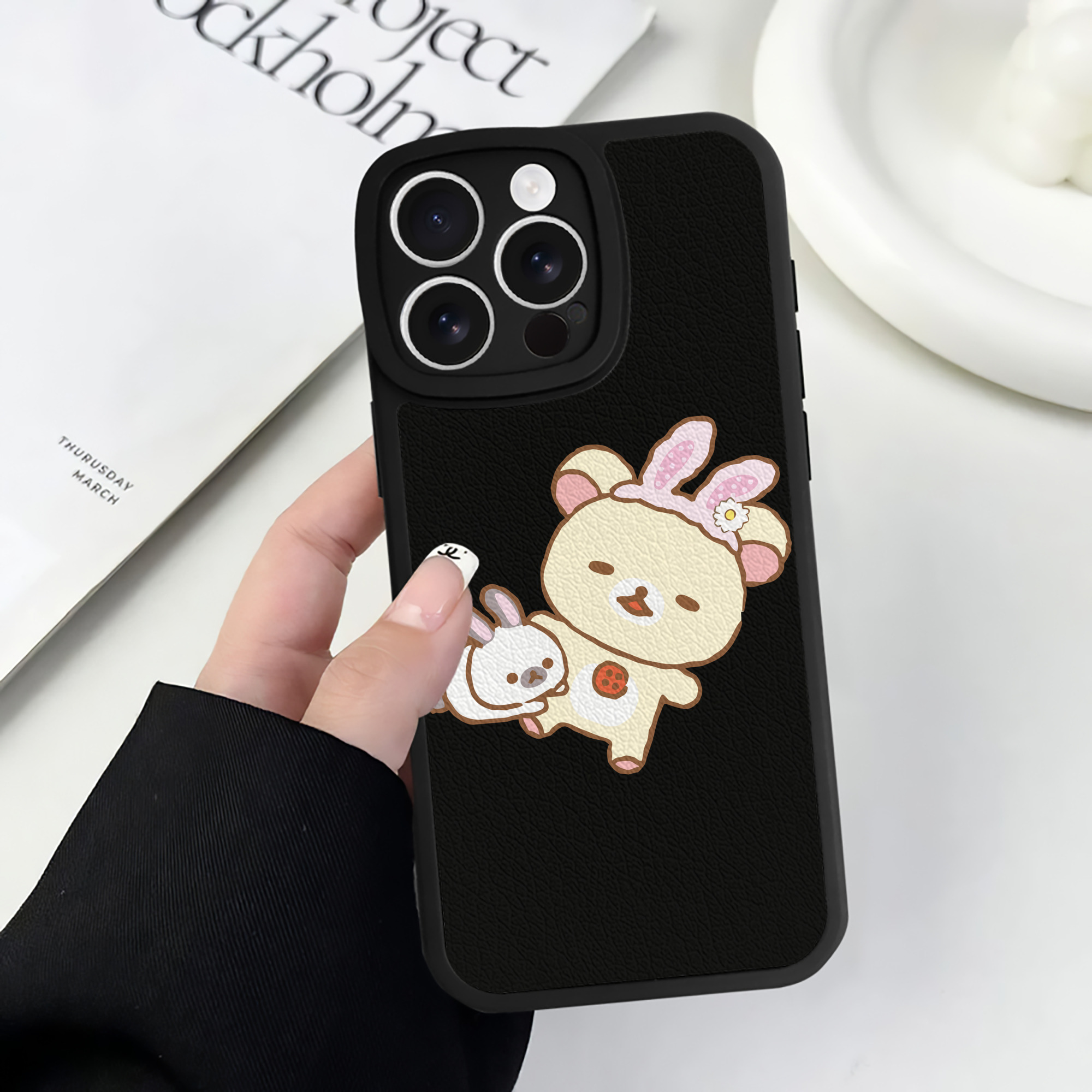 （画像用） リラックマ リラックマ キイロイトリ Rilakkuma Korilakkuma Kiiroitori 【iPhone 16シリーズ対応】シリコンスマホケース（レザー調） 材質：シリコン